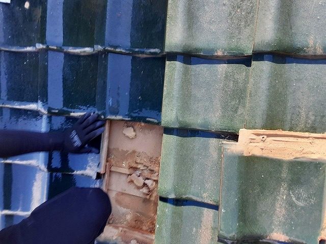 釉薬瓦を捲ってみると